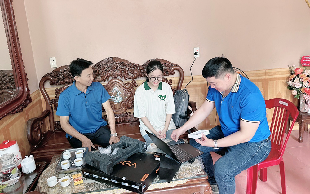 Điện máy XANH trao học bổng cho tân Thủ khoa kỳ thi tốt nghiệp THPT QG 2023