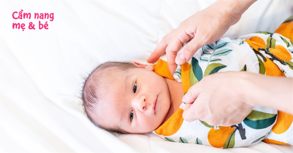 Cách quấn tã cho trẻ sơ sinh vào mùa đông đơn giản giúp bé ngủ ngon