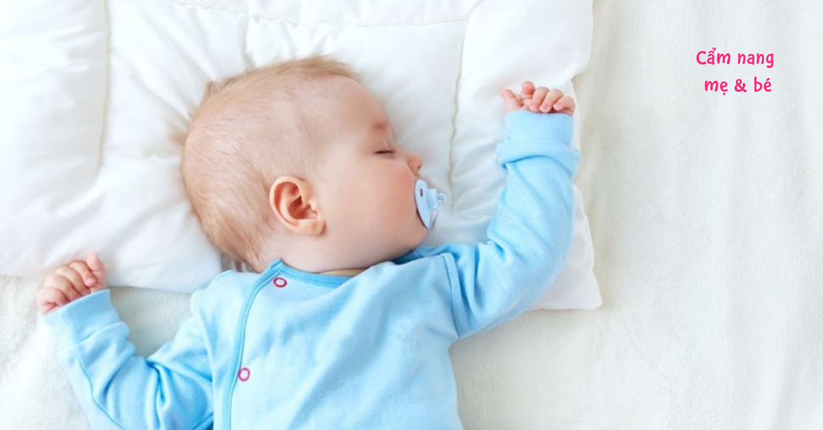 Trẻ sơ sinh mấy tháng được nằm gối cao su non? Hướng dẫn mẹ cách để con nằm đúng