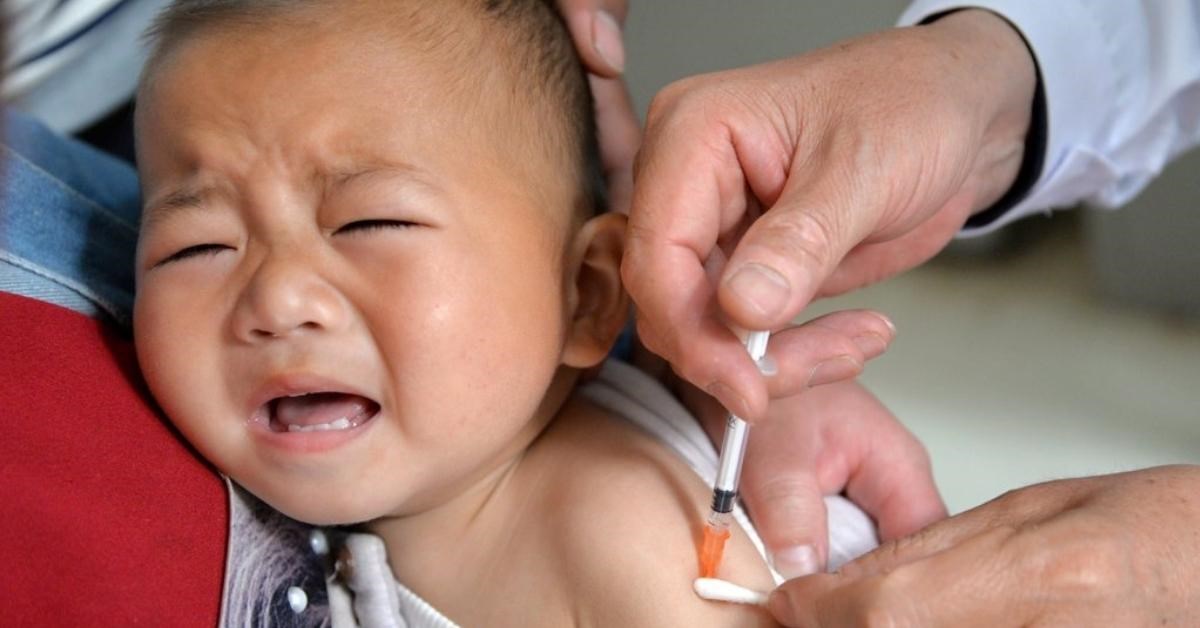 10 mẹo giúp giảm đau cho trẻ sau khi tiêm chủng hiệu quả và an toàn