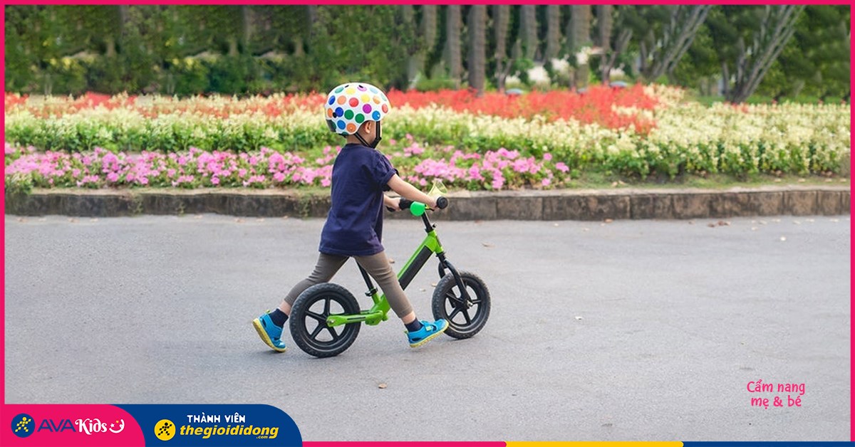 Bé mấy tháng đi được xe chòi chân? Tác dụng đối với sự phát triển của trẻ