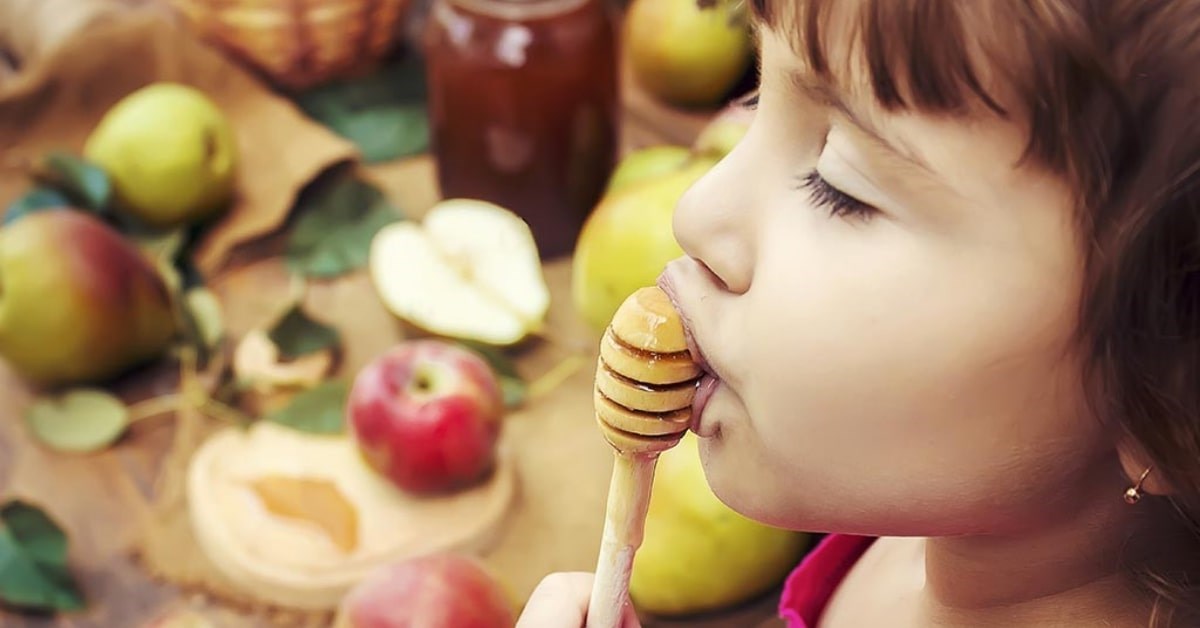 Công dụng thần kỳ của mật ong đối với trẻ em - Thời điểm "vàng" để mẹ giới thiệu mật ong cho trẻ