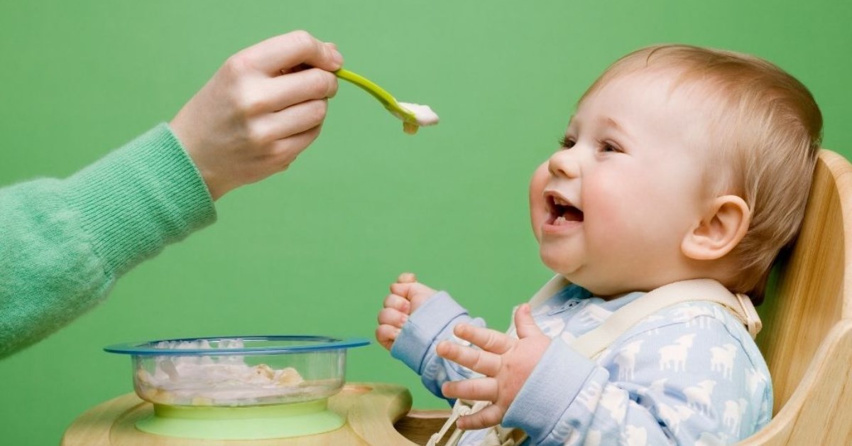 Cho trẻ ăn dặm sớm có tốt không? Bác sĩ gợi ý thời điểm thích hợp để trẻ bắt đầu ăn dặm