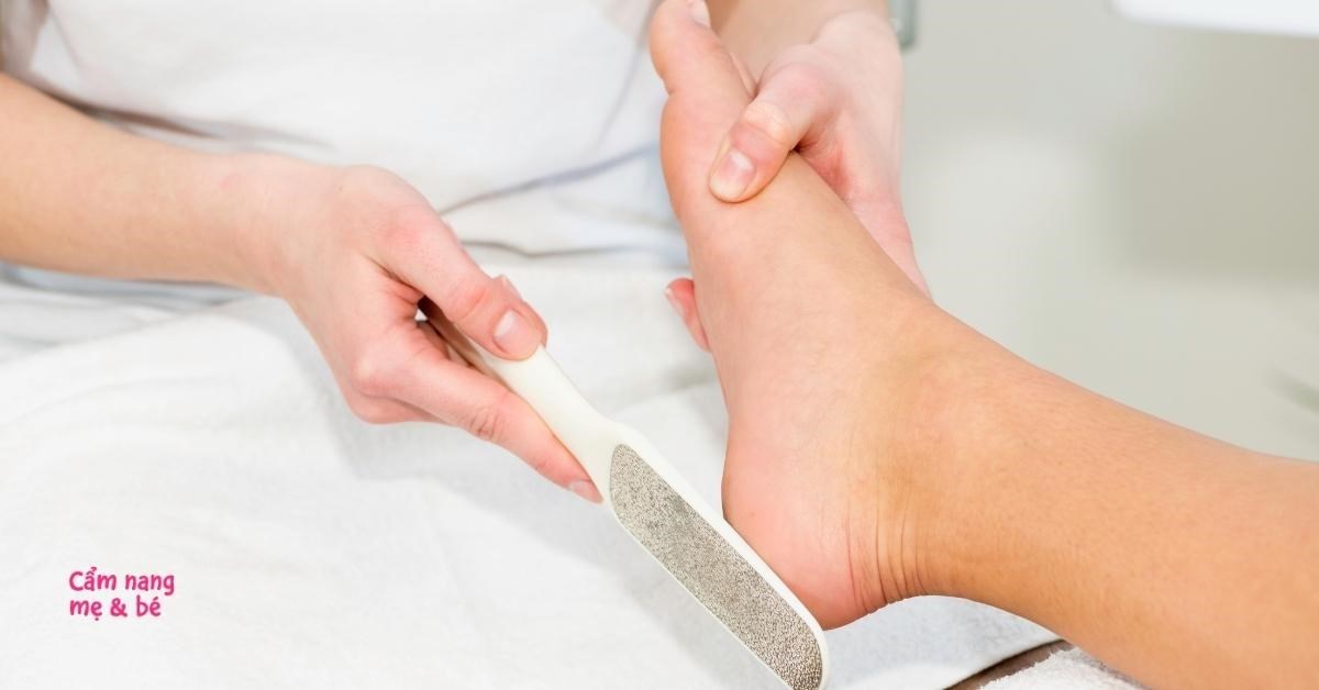 Cách chà gót chân tại nhà hiệu quả, loại bỏ sạch da chết