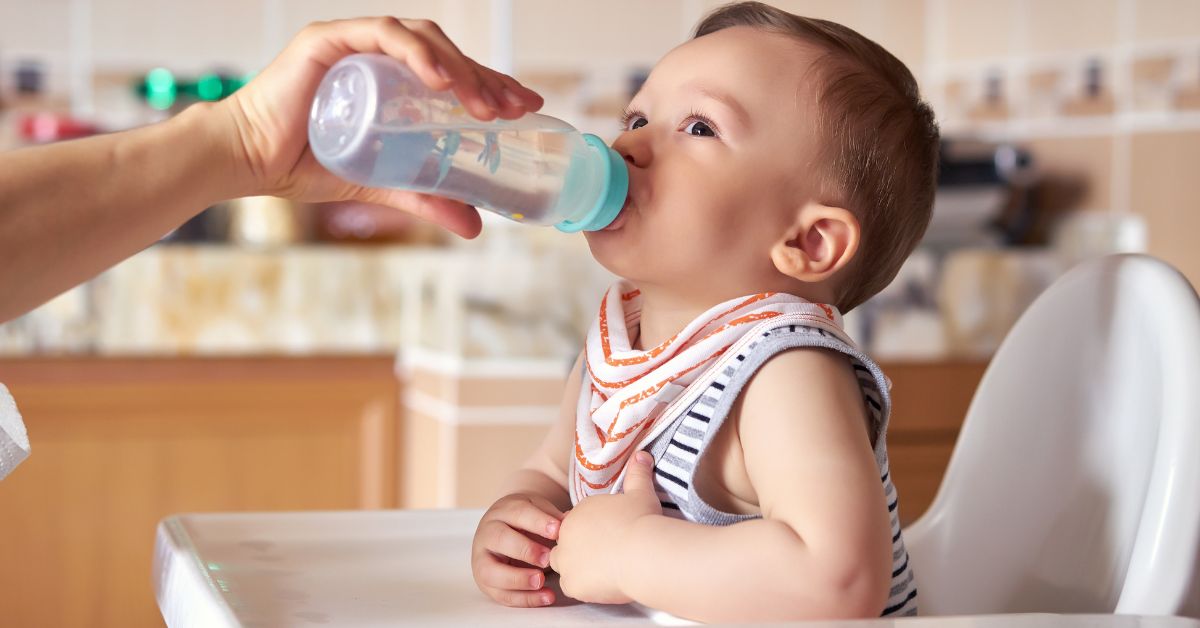 Góc giải đáp: Trẻ sơ sinh uống nước dừa được không?