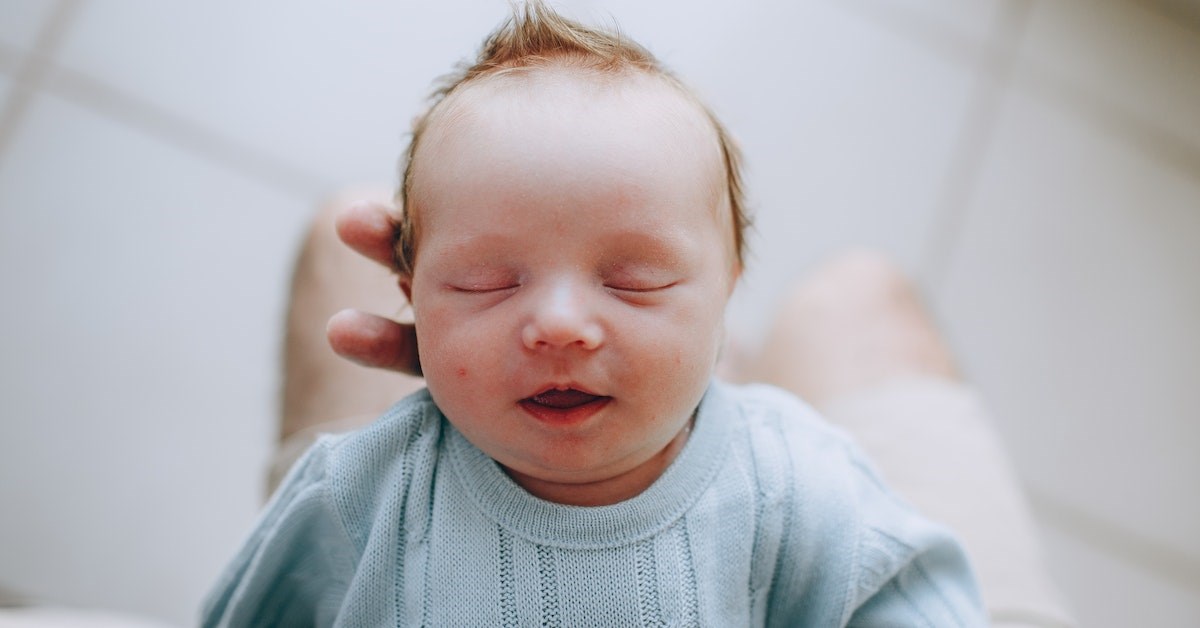 Có nên đội mũ che thóp cho trẻ sơ sinh? Bác sĩ Nhi Khoa giải đáp thắc mắc