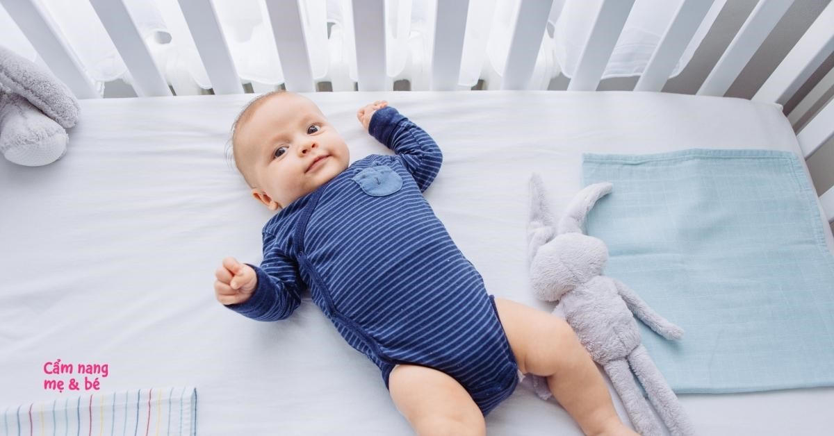 Có nên cho trẻ sơ sinh nằm giường cũi? Khi nào mẹ có thể cho bé ra ngủ giường cũi riêng?