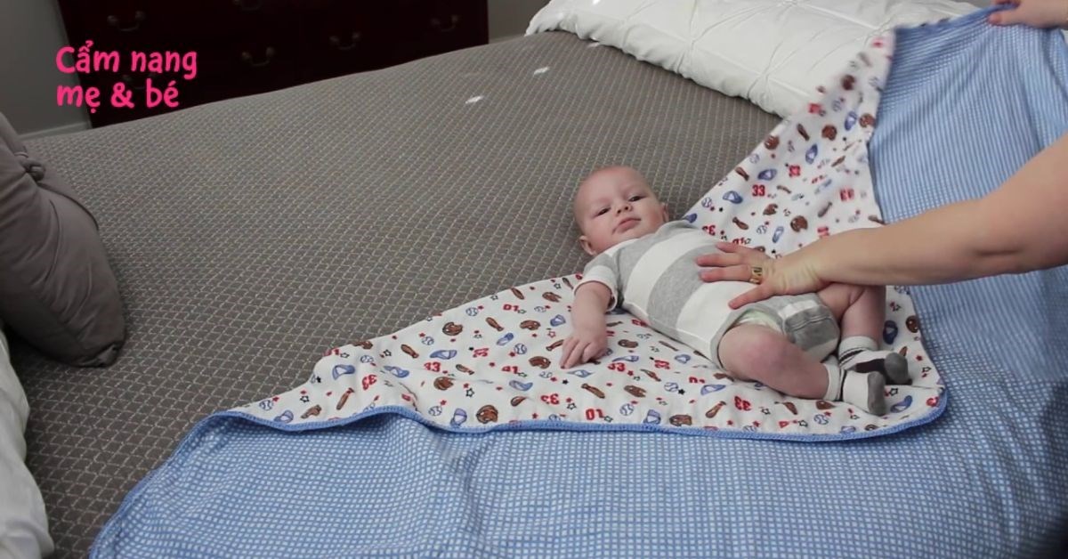 Cách dùng miếng lót sơ sinh với tã chéo đúng chuẩn mẹ nên biết