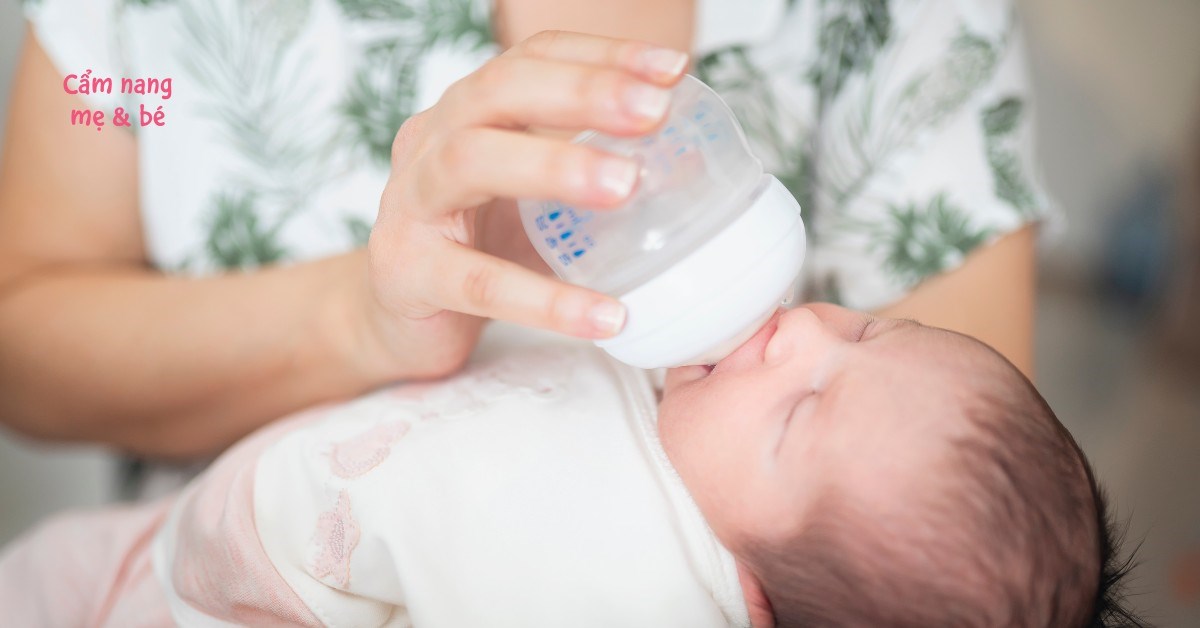 Trẻ sơ sinh uống sữa nguội có sao không? Có đau bụng, tiêu chảy?