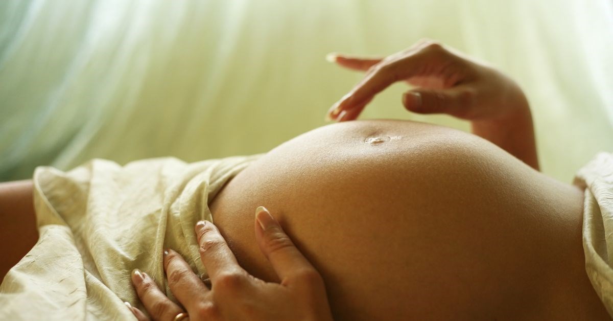 Có nên nằm than sau sinh? Biện pháp giữ ấm cho mẹ và bé an toàn