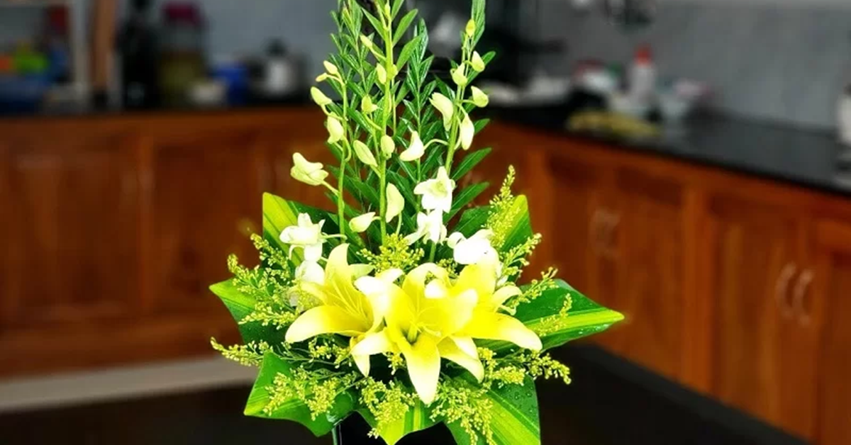 Gợi ý 15+ cách cắm hoa bàn thờ đẹp mắt và sáng trọng cho mẹ bỉm