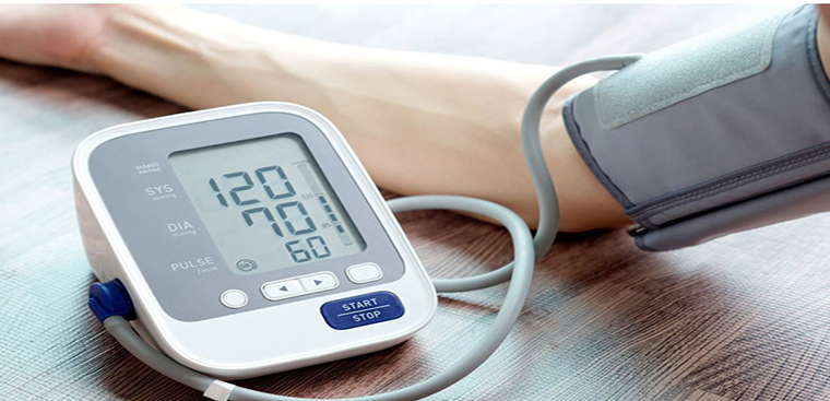 Có nên mua máy đo huyết áp tay cho gia đình sử dụng không?