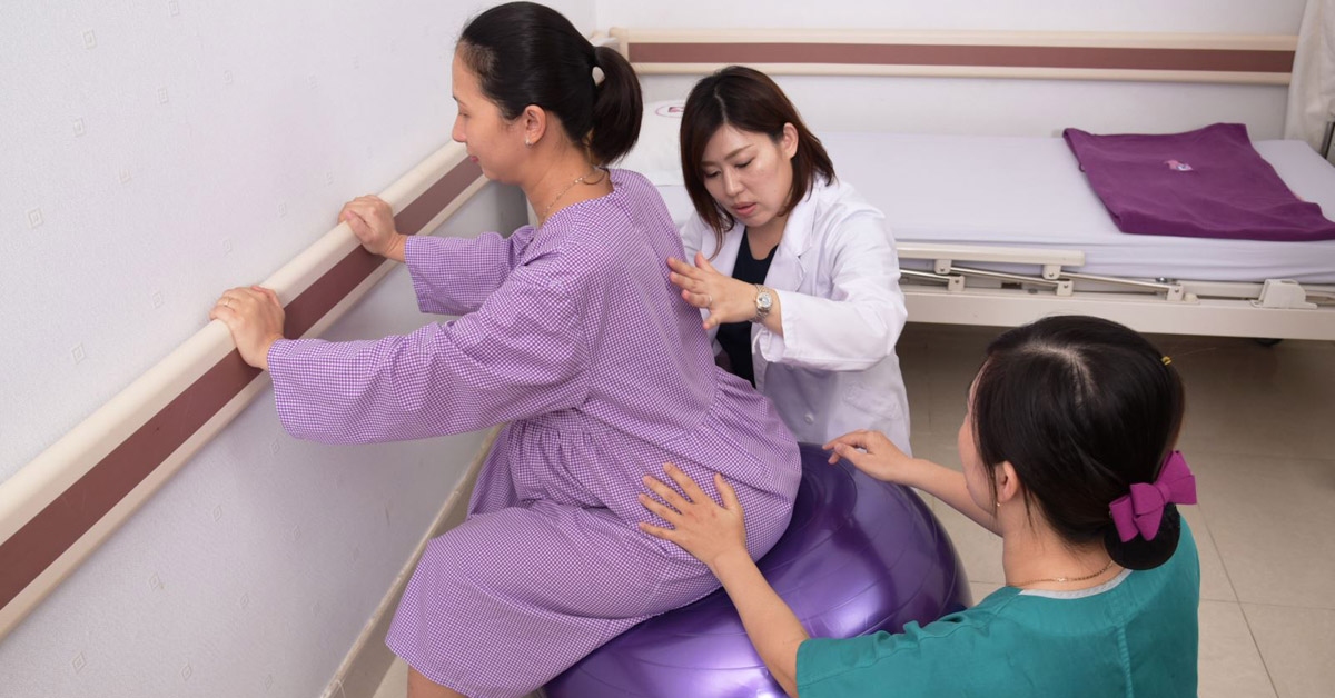 Hướng dẫn 10 tư thế chuyển dạ nhanh, hiệu quả và giúp giảm đau cho mẹ bầu