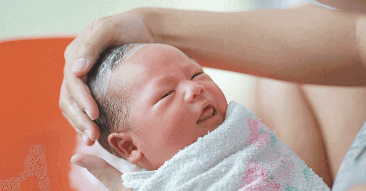 Góc giải đáp: Trẻ sốt siêu vi có tắm được không?