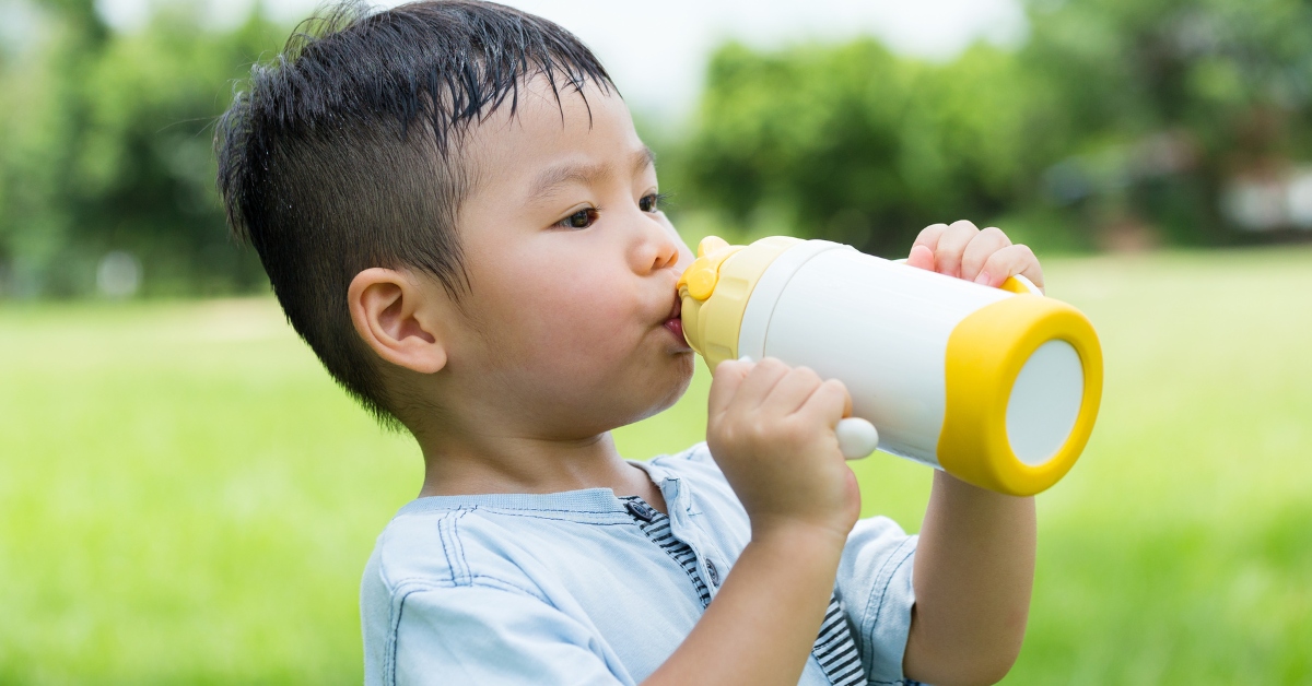 Hướng dẫn bố mẹ cách chăm sóc trẻ mùa nắng nóng an toàn và hiệu quả