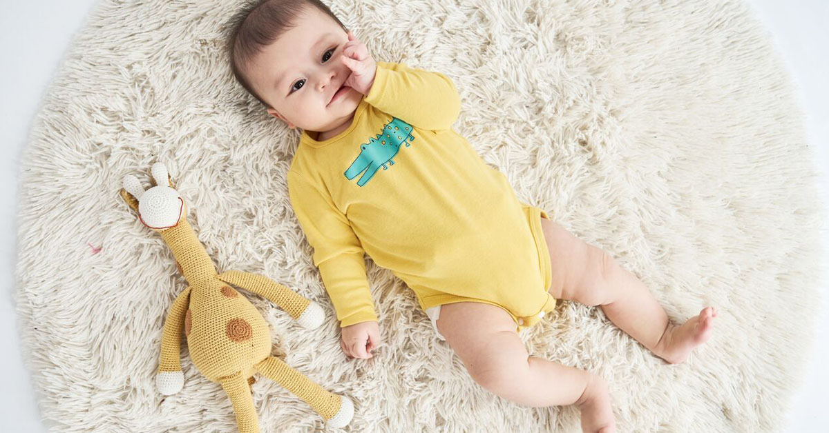 Trẻ 4 tháng tuổi phát triển như thế nào và những điều mẹ cần biết