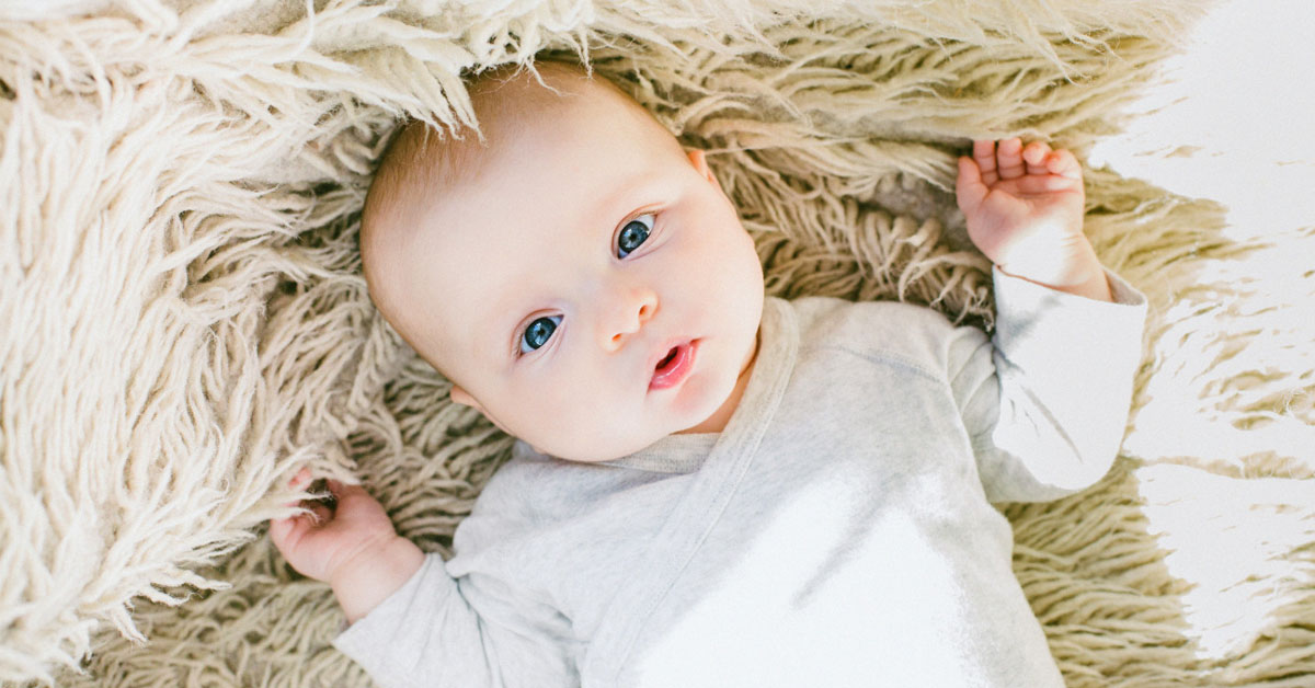 Sự phát triển của trẻ 2 tháng tuổi và những điều mẹ cần quan tâm