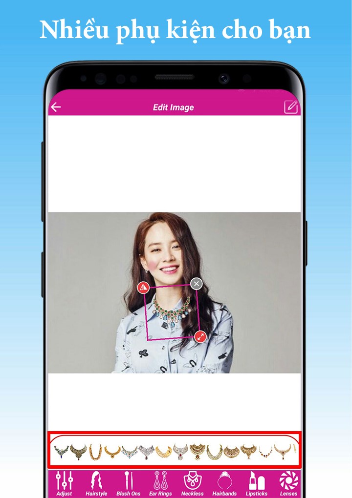 Nhiều phụ kiện như v&ograve;ng cổ, hoa tai, v&ograve;ng tay&hellip;