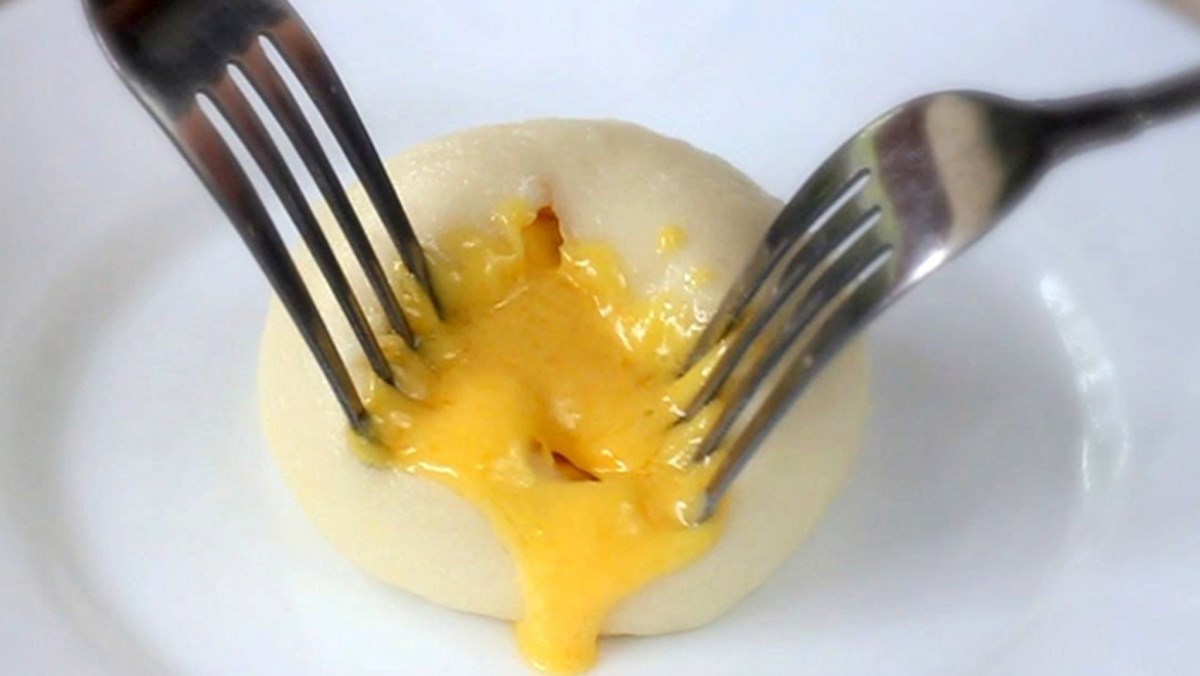 Cách làm bánh bao kim sa trứng muối tan chảy thơm ngon