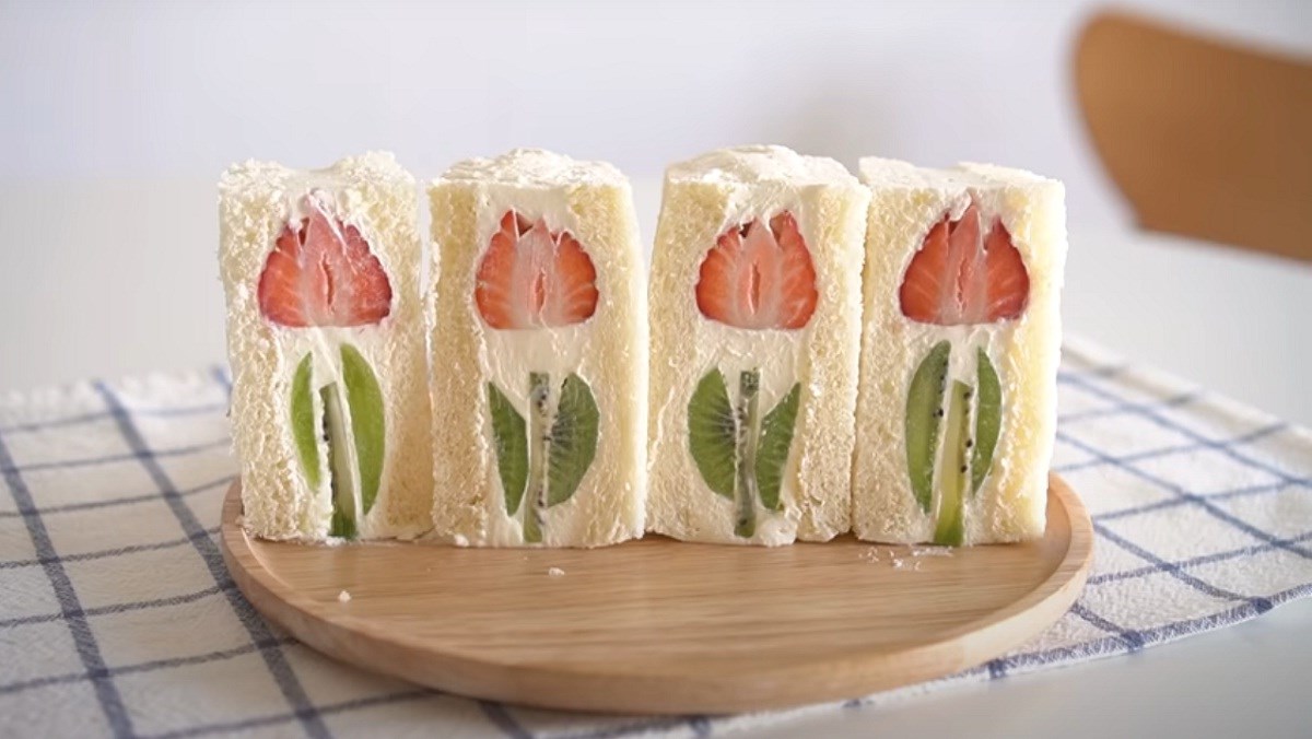 Bánh mì sandwich kẹp hoa