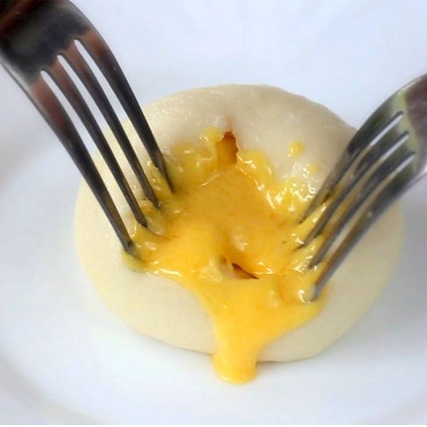 Cách làm bánh bao kim sa trứng muối tan chảy thơm ngon mềm mịn dễ làm
