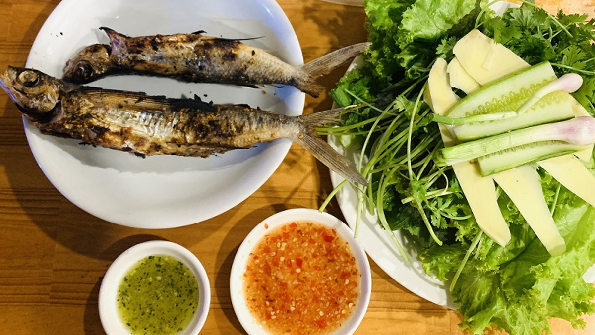 Cá chuồn nướng tỏi ớt