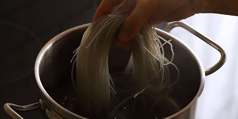 Bước 3 Chế biến miến khô và rau chân vịt Miến trộn cay Hàn Quốc
