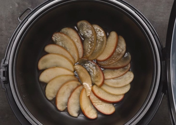 Bước 4 Cho hỗn hợp vào khuôn nồi cơm điện Bánh bông lan táo làm bằng nồi cơm điện