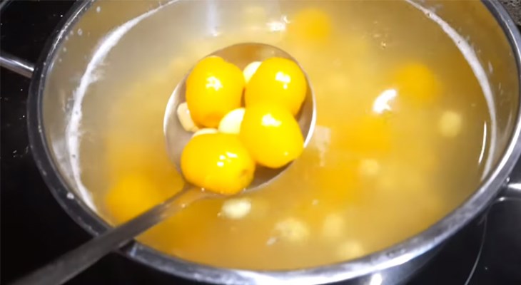 Bước 3 Nấu những vẹn toàn vật tư bên cạnh nhau Cách nấu nướng nướng trà chôm chôm phân tử sen giải sức HOT mùa hè