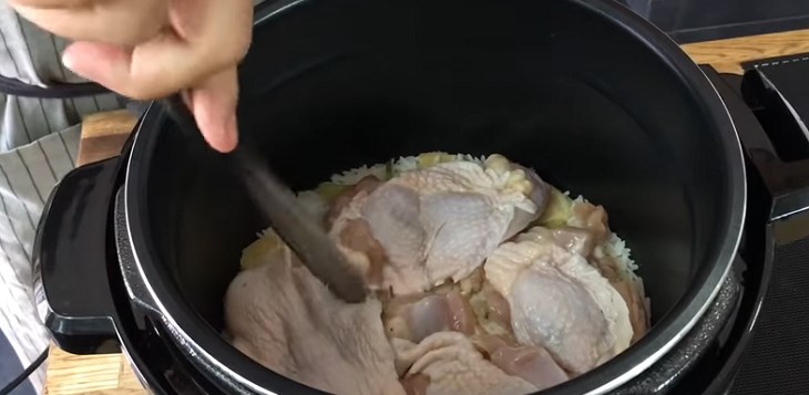 Bước 3 Nấu cơm Cơm gà bằng nồi cơm điện