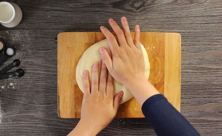 Cách 3 Nhào bột Bánh mì cua phô mai