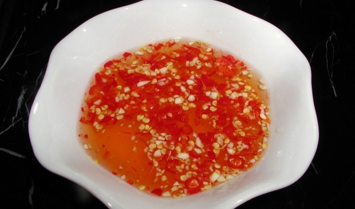 Bước 4 Pha nước mắm Bánh đúc nóng chay