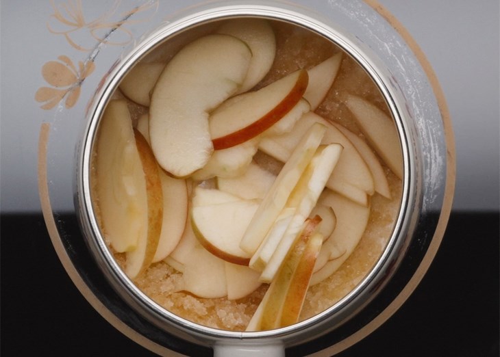 Bước 2 Sên táo Bánh bông lan táo làm bằng nồi cơm điện