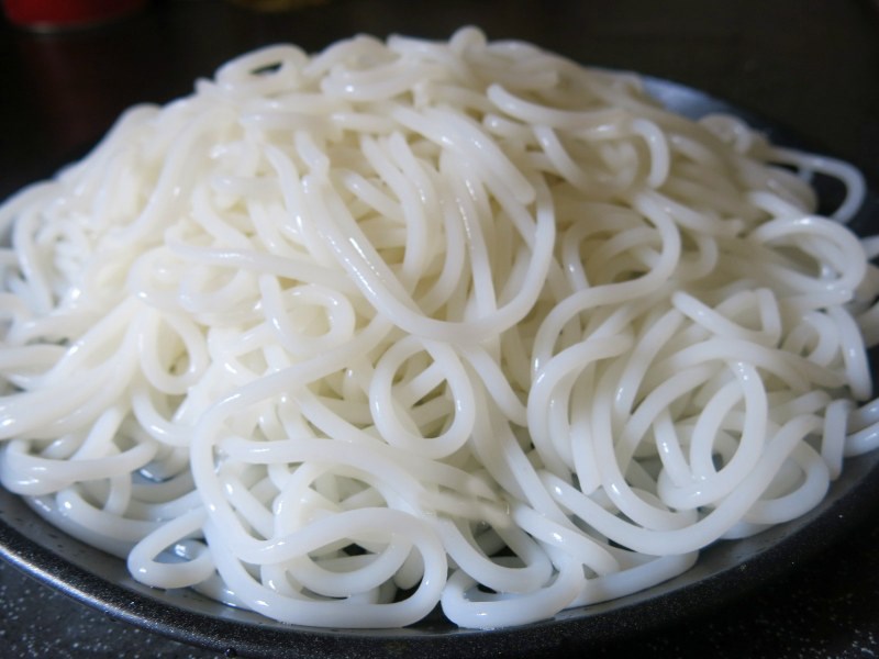 Bước 1 Sơ chế nguyên liệu Bún giò heo