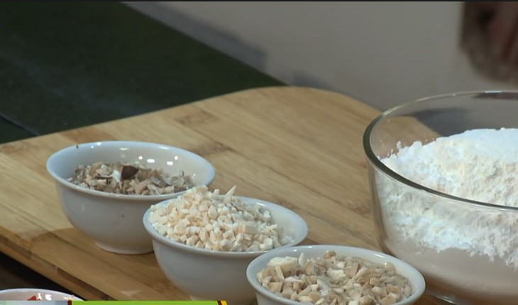 Bước 1 Sơ chế nguyên liệu Bánh đúc nóng chay