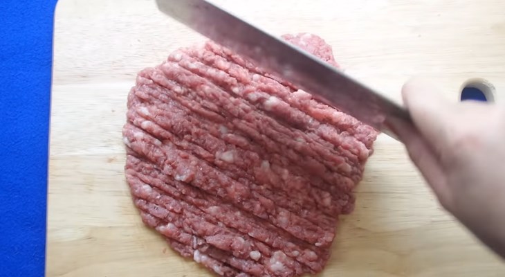 Bước 1 Sơ chế thịt bò và mỡ heo Hamburger mì gói