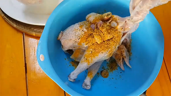 Bước 2 Ướp kê Gà hấp hành