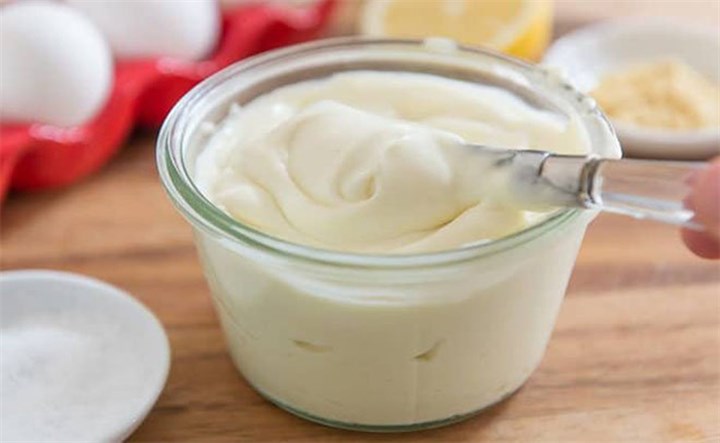 Bước 2 Xay các nguyên liệu với nhau Sốt mayonnaise