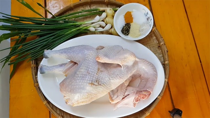 Các nguyên liệu món nạp năng lượng con kê hấp hành