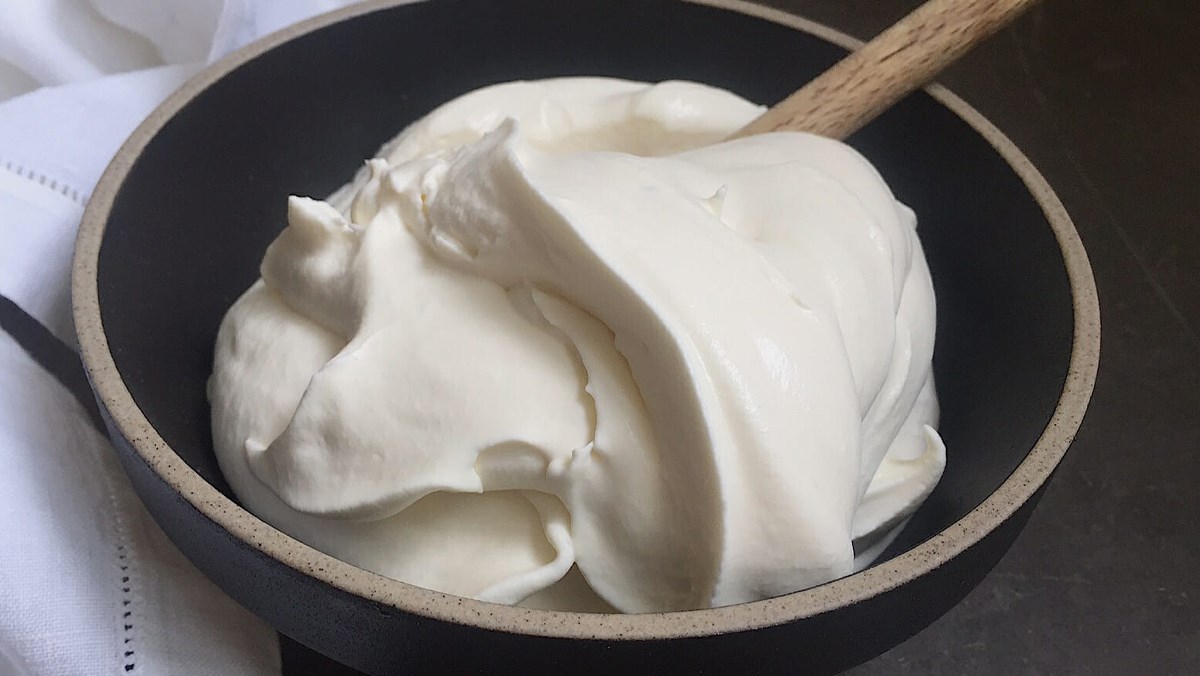 Hướng dẫn Cách làm kem tươi đánh bông đơn giản tại nhà cho mùa hè thêm ngọt ngào
