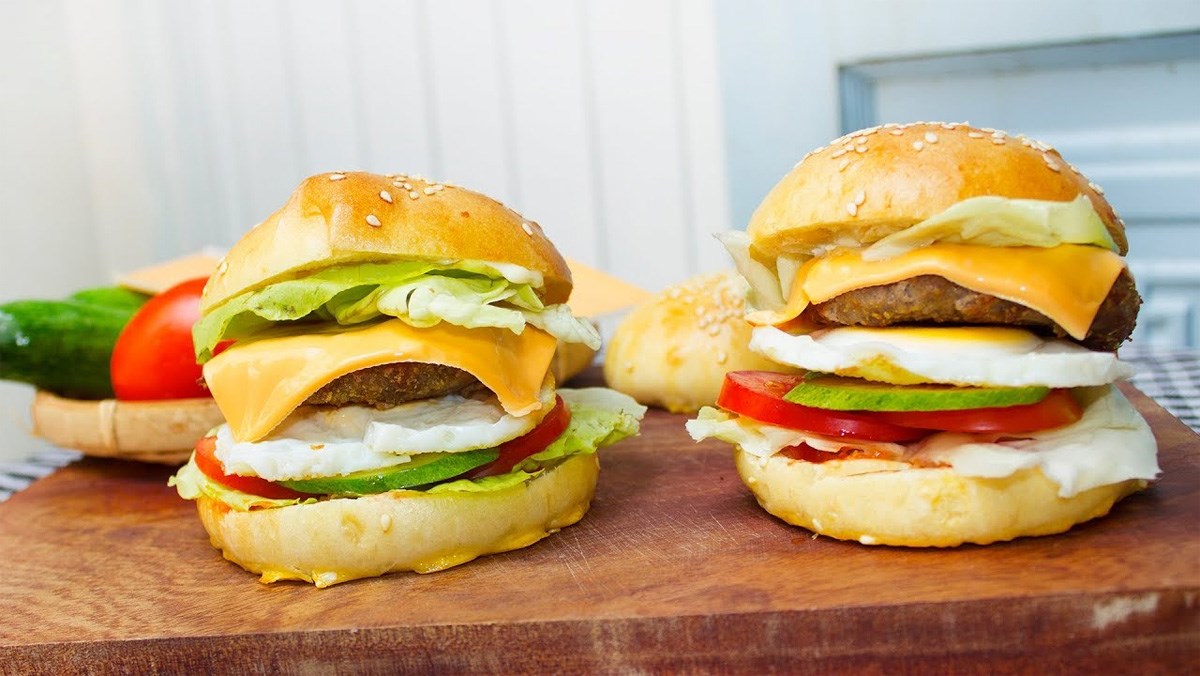 Cách làm bánh hamburger bò bạn không thể bỏ qua