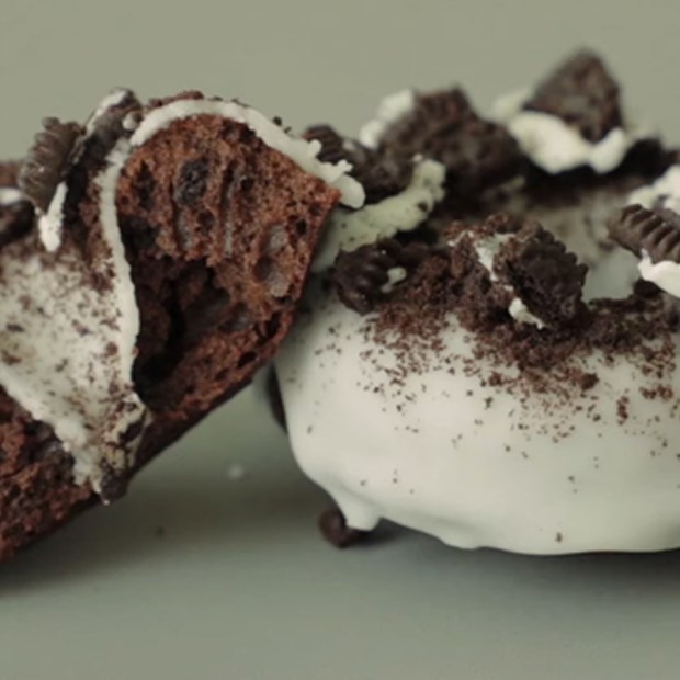Cách làm bánh donut socola oreo thơm ngon, đơn giản dễ làm