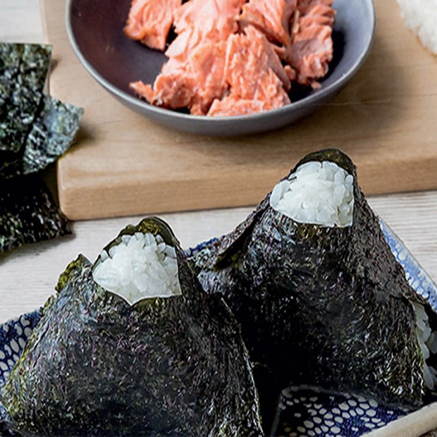 2 cách làm cơm nắm Nhật Bản (Onigiri) đơn giản dễ làm nhất