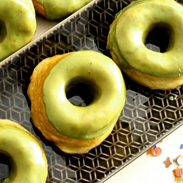 Cách làm bánh donut trà xanh - Donut matcha thơm ngon không cần lò nướng