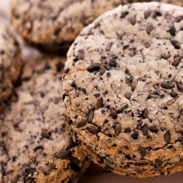 Cách làm bánh quy cookie mè đen thơm, giòn rụm bổ dưỡng