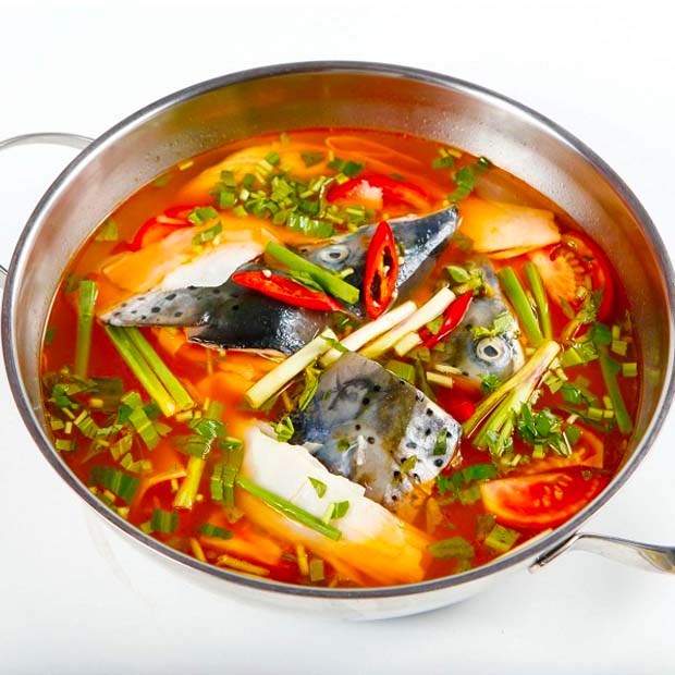 Chi tiết cách nấu lẩu đầu cá hồi măng chua cay nóng hổi, ăn là ghiền