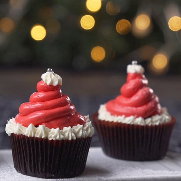 Công thức chi tiết cách làm bánh Cupcake nón Noel cho mùa Giáng Sinh