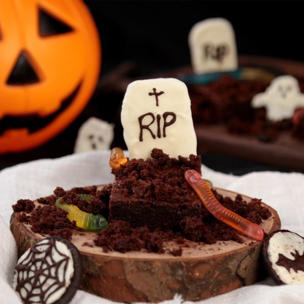 Chi tiết cách làm bánh brownie ngôi mộ cổ Halloween vừa ngon vừa độc lạ