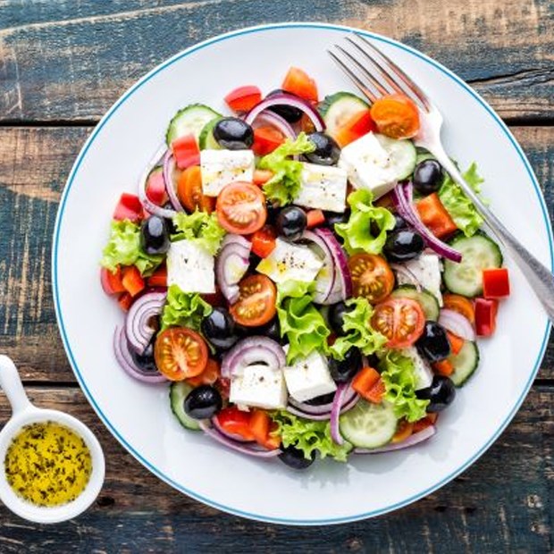 Cách làm Greek salad phô mai béo thơm, đơn giản, chuẩn vị tại nhà