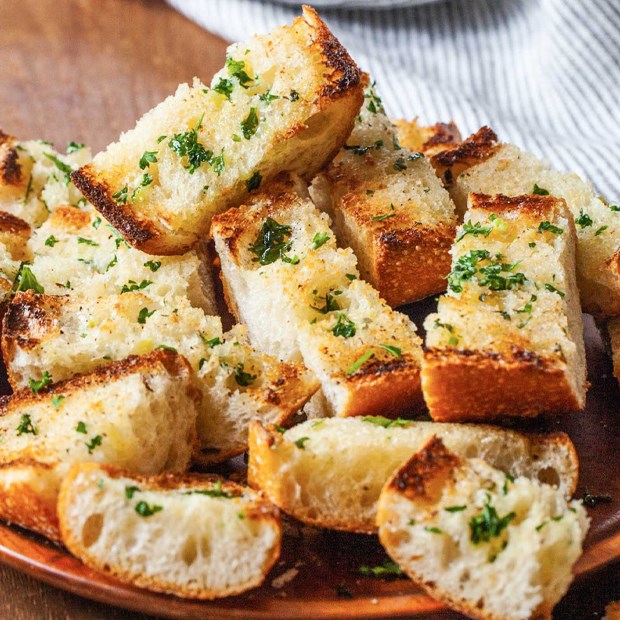 Cách làm bánh mì bơ tỏi - Garlic Bread thơm ngon giòn rụm cho bữa ăn sáng